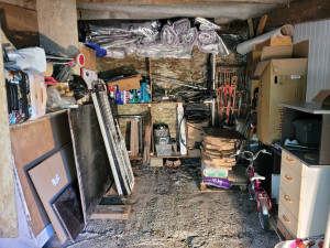 Photo de galerie - Un appenti, un garage, un cellier à ranger, à isoler où à réorganiser avec des étagères en OSB. Tout est possible.