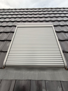 Photo de galerie - Pose de volet solaire Velux 