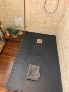 Photo de galerie - Nettoyage minutieux de la salle de bain : douche, parois, carrelage et surfaces soigneusement nettoyés.