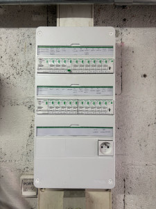 Photo de galerie - Mise en place et câblage d’un tableau électrique complet — disjoncteurs, différentiels et prise de service. Travail soigné et conforme aux normes.