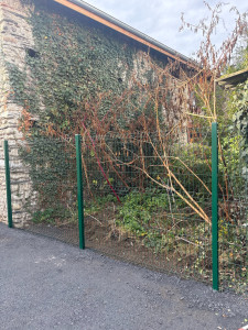 Photo de galerie - Création de trous, collage des poteaux pose de grillage 