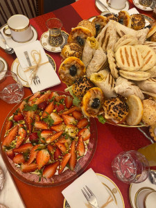 Photo de galerie - Fraisier pistache et assortiment de mignardises salées 