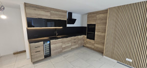 Photo de galerie - Création des alimentations électriques pour l’ensemble des équipements de cuisine, avec installation d’un éclairage LED sous meubles hauts pour un rendu moderne et fonctionnel.