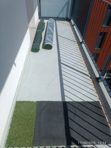 Photo de galerie - Avant (aménagement balcon en gazon synthétique.
et montage meuble en kit (chaise balcon et petite table)