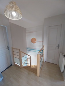 Photo de galerie - Réfection cage d’escalier. 
mise en peinture et pose d'un papier panoramique.