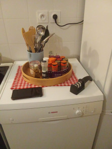 Photo de galerie - Pots à épices et ustensiles pour cuisiner disposés sur le lave vaisselle et près de plaque électrique. Beaucoup plus pratique 