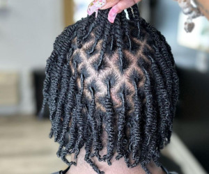 Photo de galerie - Je fais des tresses, des dreadlocks, des extensions brésiliennes et des twists, et je fais aussi du ménage.