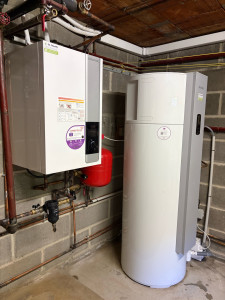 Photo de galerie - Installation d’une pompe a chaleur air eau de marque Atlantic modele excellia S R32 et un chauffe eau thermodynamique de marque Atlantic modele Calypso 250 litres