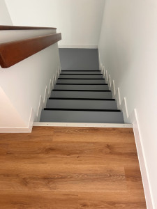 Photo de galerie - Rénovation d’un escalier en carrelage, peinture et mise en place de nez de marche 