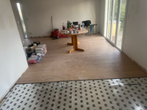 Photo de galerie - Pose de parquet salon sale à manger et 3 chambre et le couloir avec les plinthes 