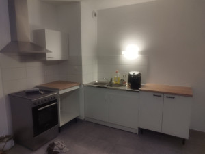 Photo de galerie - Pose d'une cuisine :
Montage des meubles, découpe ajustement et pose, découpe et pose des plans de travail, pose de la hotte, finitions.