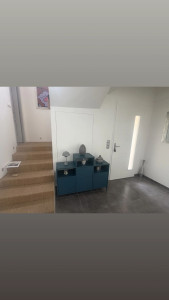 Photo de galerie - Réalisation d'une porte de placard sous escalier, ouverture en push-to-open finition discrète 