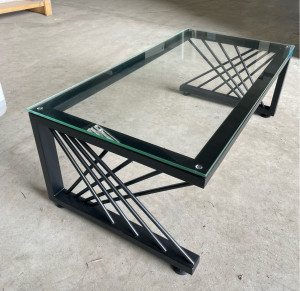 Photo de galerie - Table structure en acier et plateau en verre