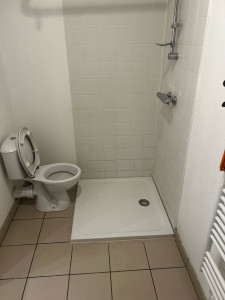 Photo de galerie - Travaux d’installation d’un receveur de douche en lieu et place d’une douche à l’italienne fuyarde 