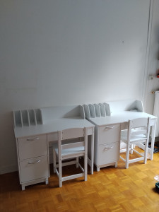 Photo de galerie - Montage de 2 bureaux pour enfant 

