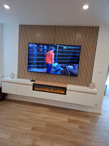 Photo de galerie - Pose lame bois derrière tv 