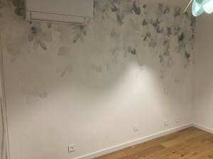 Photo de galerie - Pose tapisserie avec raccords chambre bébé 