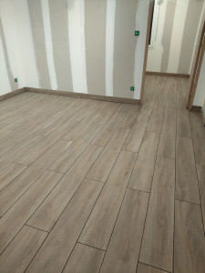 Photo de galerie - Pose carrelage imitation parquet 

