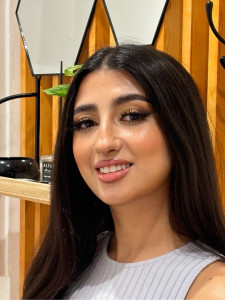 Photo de galerie - ? elle a demandé un maquillage ni chargé ni naturel, entre les deux?