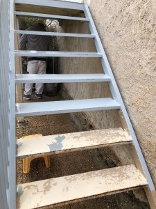 Photo de galerie - Nettoyage d’un escalier remise en deux couches de peinture antirouille