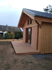 Photo de galerie - Extension en bois au fond du jardin
Structure, bardage, terrasse en bois
Fenêtre en aluminium
Toiture en tôle bac acier 
