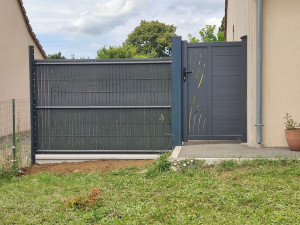 Photo de galerie - Montage et pour de portillon ainsi qu’un grille rigide  en aluminium 