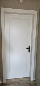 Photo de galerie - Rebotage de porte mise en peinture et changement de poignée 