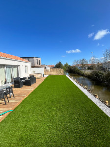 Photo de galerie - Création terrasse bois,synthétique avec un peut de cailloux pour finir  
