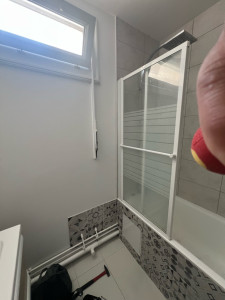 Photo de galerie - Dépose de l’ancienne installation, préparation du support, pose et fixation d’une paroi de salle de bain. Cliente très satisfaite du travail?☺️
