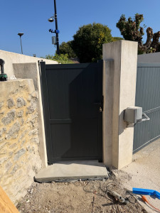 Photo de galerie - Pose d’un portillon piéton, ouverture du mur et insert de l’élément. Seuil de porte en béton armé. 