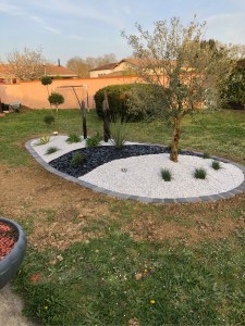 Photo réalisation - Paysagiste - Aménagement du jardin - Eric - Launac : Création de massif avec bordure pavée scellée 