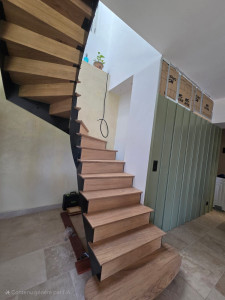 Photo de galerie - Escalier marches et contre marches en chêne réalisées par mes soins ; sur limons métalliques réalisés par un autre artisan.