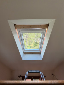Photo de galerie - Remplacement d’un ancien velux FK06 par un nouveau velux MK06 en semi création 