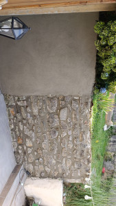 Photo de galerie - Enduit d'un mur et la réalisation des joints de pierre ciment Polycimat sable 0/2 