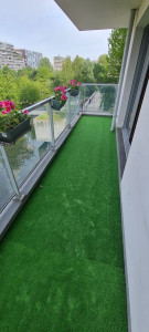 Photo de galerie - Pose d'un faux gazon sur mesure sur balcon