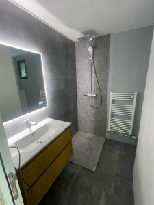 Photo de galerie - Carrelage faïence et mosaïque dans salle de bain 