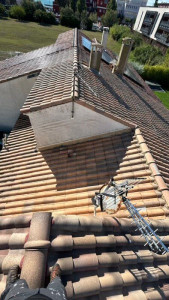 Photo de galerie - Nettoyage d une toiture avant-après 