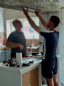 Photo de galerie - Installation d'un liminaire et formation d'un apprentis