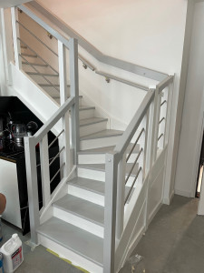 Photo de galerie - Escalier peinture blanc et gris 