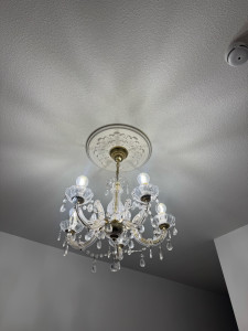 Photo de galerie - Installation des lustres 