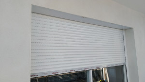 Photo de galerie - Volet roulant 
bolet bois battant 
persiennes 
store banne 
