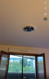 Photo de galerie - Installation d’un luminaire composé de trois spots avec lumière jaune et d’un revêtement en cristal.