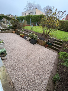 Photo de galerie - Mise en place de géotextile - Apport de gravier blanc 