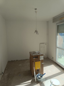 Photo de galerie - Peinture complète d'une chambre avant de poser le revêtement du sol poser le mes soins aussi