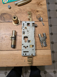 Photo de galerie - Pose de serrure Fichet avec son cylindre 787Z