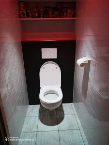 Photo de galerie - Remplacement d'un WC suspendu, avec montage bâti support, placo et carrelage d'une seule pièce.