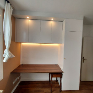 Photo de galerie - Creation bureau sur mesure avec lumières