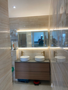 Photo de galerie - Ameublement + vasques + robinets + miroir 
