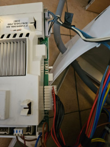 Photo de galerie - Reparation d'une carte electronique du lave linge de 17 ans, changement de composant electronique