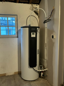 Photo de galerie - Notre équipe a installé un ballon d’eau chaude Midea 270 avec groupe extérieur.